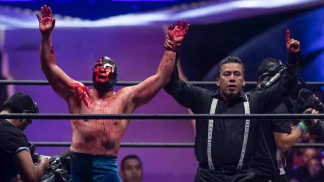Blue Demon Jr. festeja triunfo en Triplemanía XXVll 