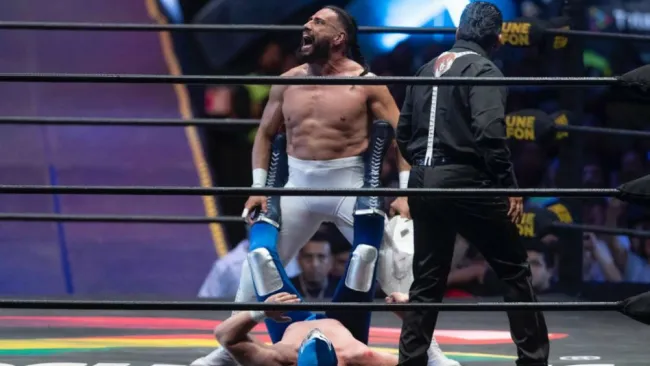 Dr. Wagner Jr., durante pelea con Blue Demon Jr. 