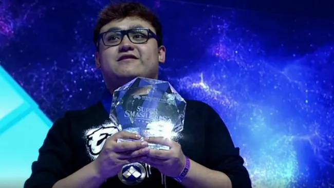 Leonardo 'MkLeo' López, levantando su título 