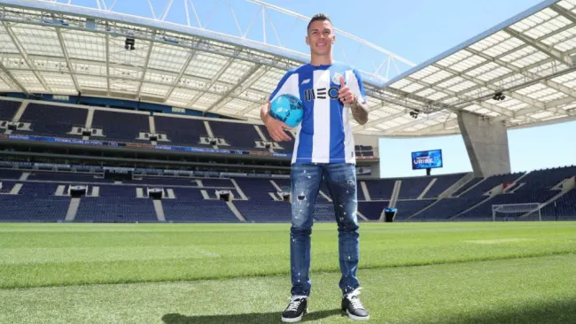 Mateus posa con la playera del Porto