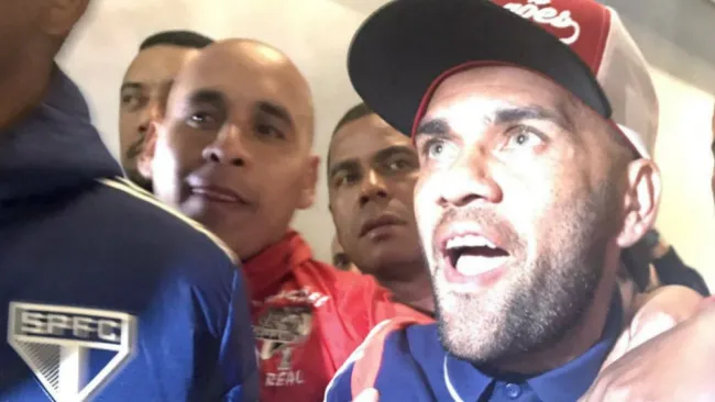 Dani Alves incrédulo por la recepción de la gente en São Paulo