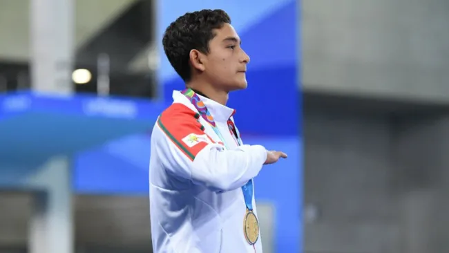 Kevin Berlín, en la premiación de clavados