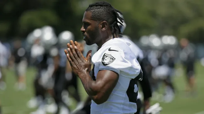 Antonio Brown durante un entrenamiento de los Raiders