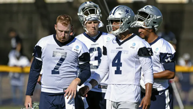 Cooper Rush, Mike White, Dak Prescott y Taryn Christion en entramiento con los Cowboys