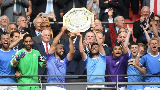 Jugadores del Man City levantan un título