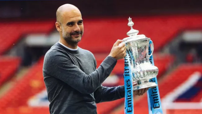 Guardiola posa con el trofeo de la FA Cup