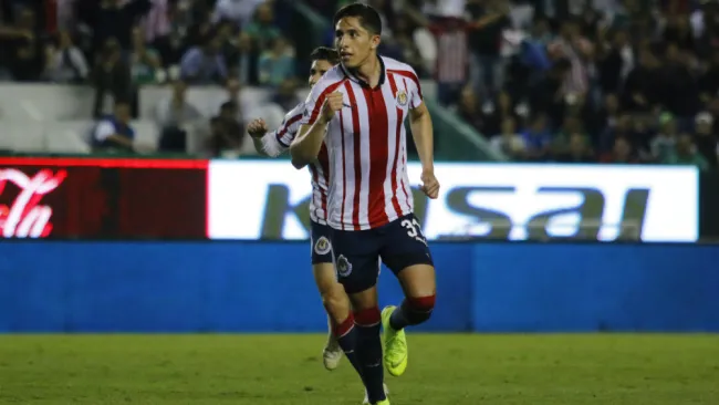 Alan Cervantes celebra una anotación con Chivas