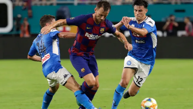 Ivan Rakitic, durante un duelo con el Barcelona 
