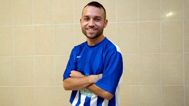 Yael Villanueva posa para la cámara de RÉCORD