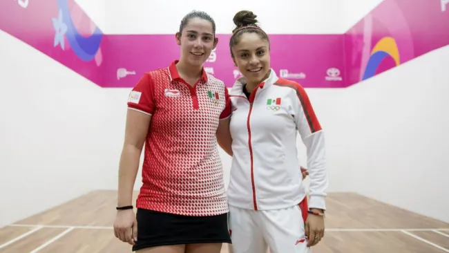 Montserrat Mejía y Paola Longoria tras ganar la medalla de Oro