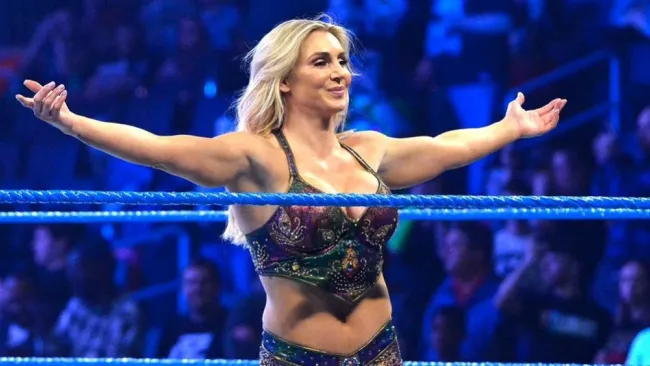 Charlotte Flair durante una lucha en WWE