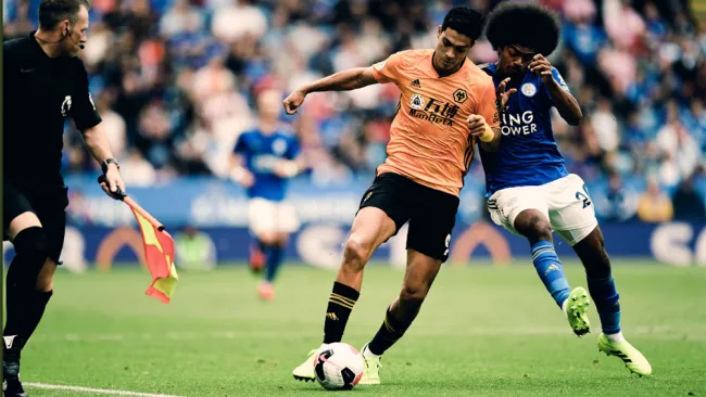 Raúl Jiménez disputa el balón con Choudhury