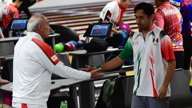 Arturo Quintero saluda a su entrenador