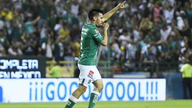 Fernando Navarro celebrando una anotación dedicada a su hijo en camino
