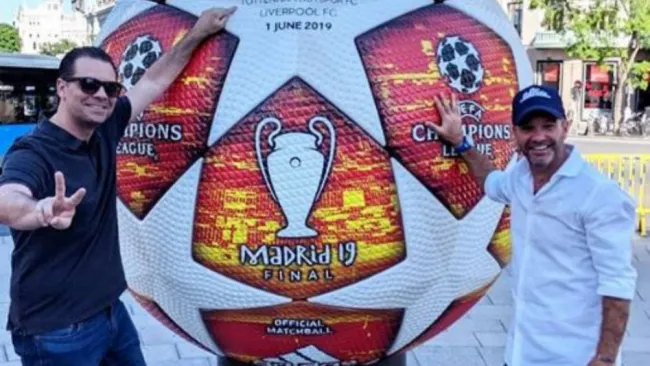 Martinoli y Luis García posan junto a un balón de la Champions