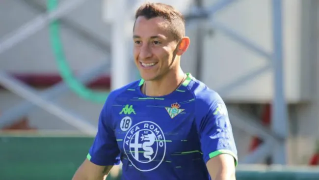 Guardado, en un práctica del Betis