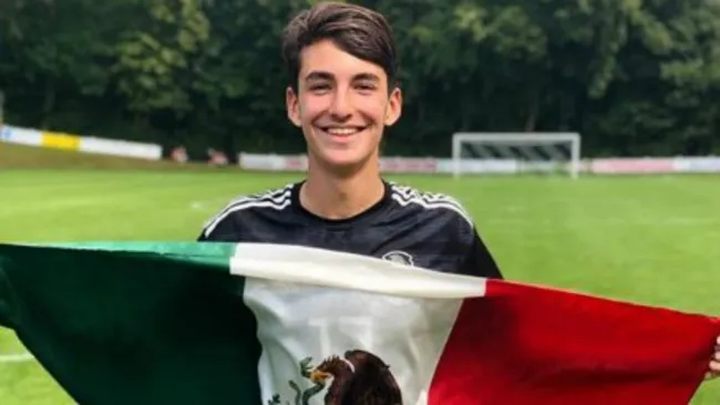 Abreu posa con la bandera de México