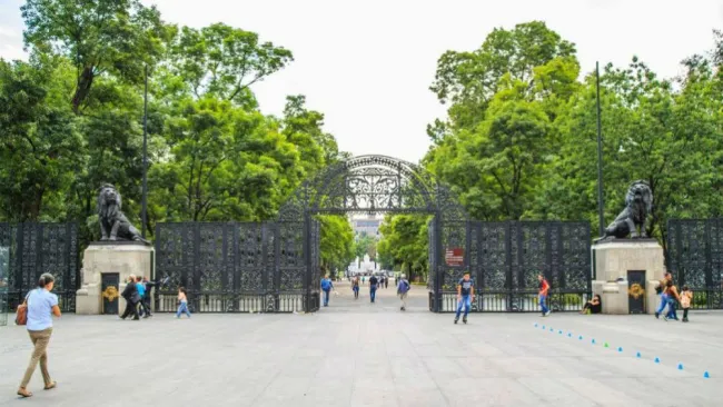 Una de las entradas del Bosque de Chapultepec