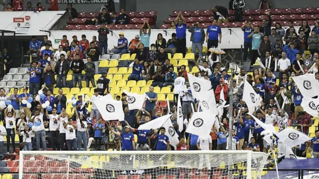 Afición de Cruz Azul anima a su equipo en el Apertura 2019