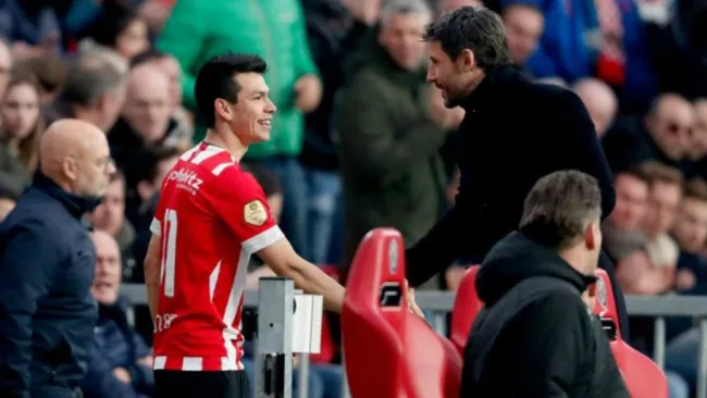 Lozano con Mark van Bommel, en un partido del PSV