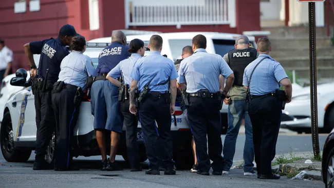 Policías durante el tiroteo en Filadelfia