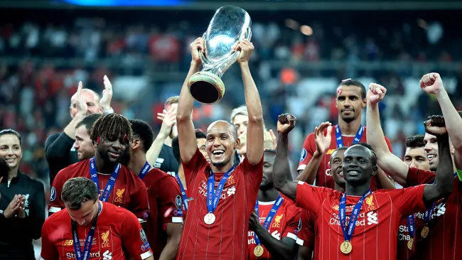 Fabinho levanta el trofeo como Campeón de la Supercopa de Europa