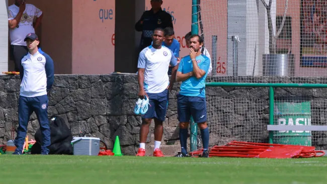 Bryan Angulo observa un juego del equipo Sub 20 junto a Joaquín Beltrán