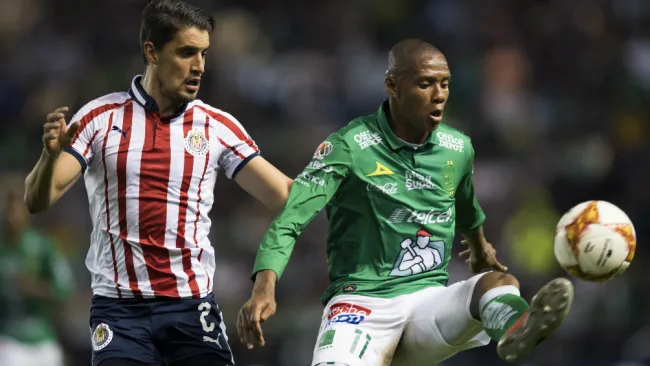 Jugadores de Chivas y León festejan un balón