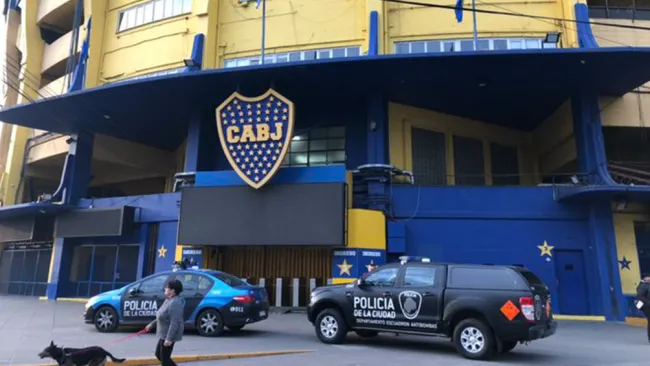 La policía acudió a revisar La Bombonera