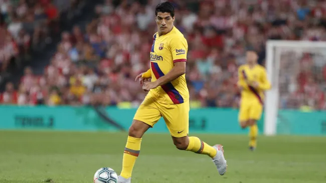 Luis Suárez conduce el balón en juego contra Athletic Club de Bilbao