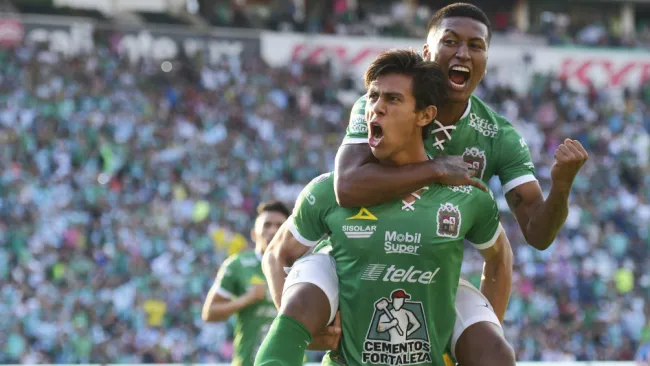 J.J Macías celebra uno de sus goles ante Chivas