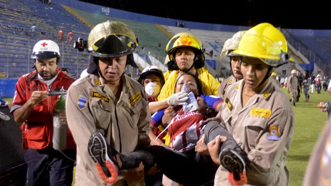 Aficionada es sacada del terreno de juego tras ser herida