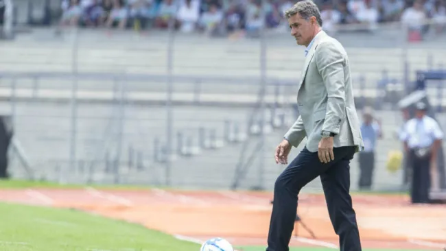 Míchel en el área técnica durante un juego de Pumas