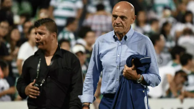 Chelís abandona el terreno de juego molesto tras derrota 