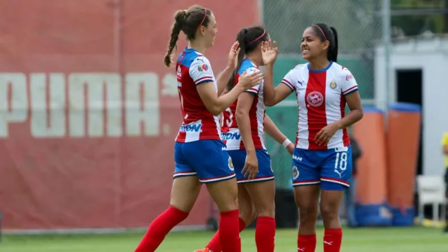 Jugadoras de Chivas, durante un partido