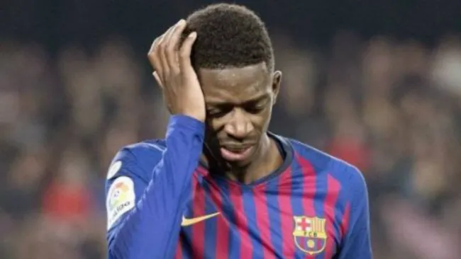 Ousmane Dembélé adolorido en un partido con Barcelona