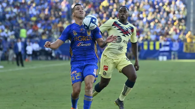 Dueñas e Ibarra disputan un balón en el Campeón de Campeones