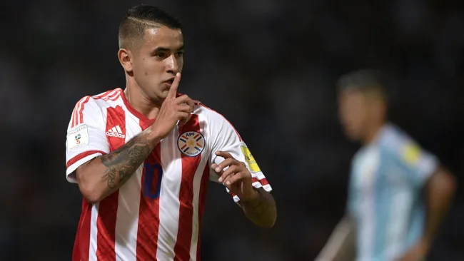 Derlis González porta la camiseta '10' con la Selección de Paraguay