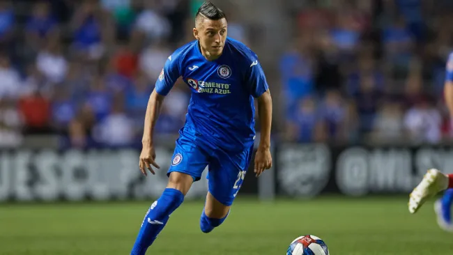 Roberto Alvarado durante un encuentro frente a Chicago Fire