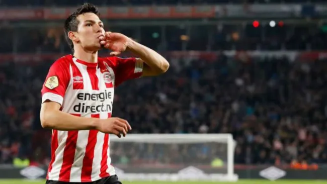 Hirving 'Chucky' Lozano, durante un duelo con PSV