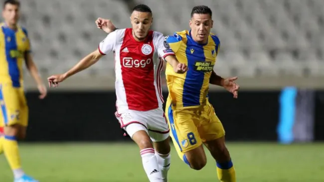 Mazraoui y Souza, durante el partido