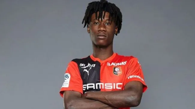 Camavinga posa con el uniforme del Rennes