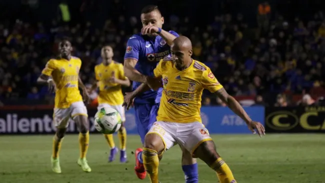 Jonathan Rodríguez y Luis Rodriguez disputan un balón en la Liga MX