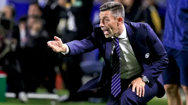 Perdo Caixinha dirigiendo a Cruz Azul en partido de Leagues Cup