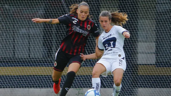 Acción durante el encuentro entre Pumas vs Veracruz Femenil