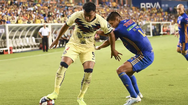 Roger Martínez y Hugo Ayala disputan un balón