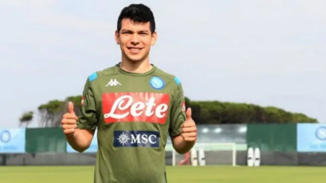 Hirving Lozano con la indumentaria del Nápoles