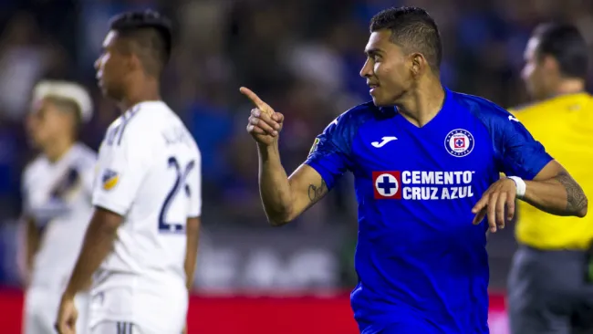 Orbelín Pineda celebra una diana con los cementeros