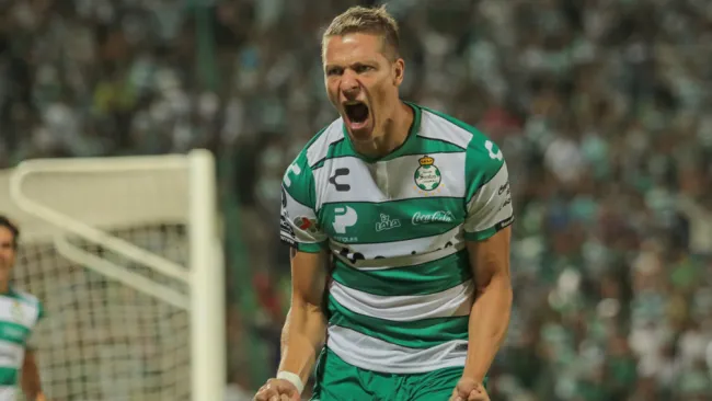 Julio Furch grita su anotación con Santos