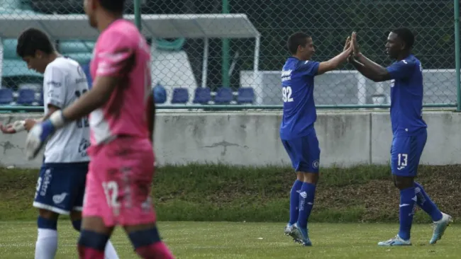 Angulo y Orelien en festejo de gol